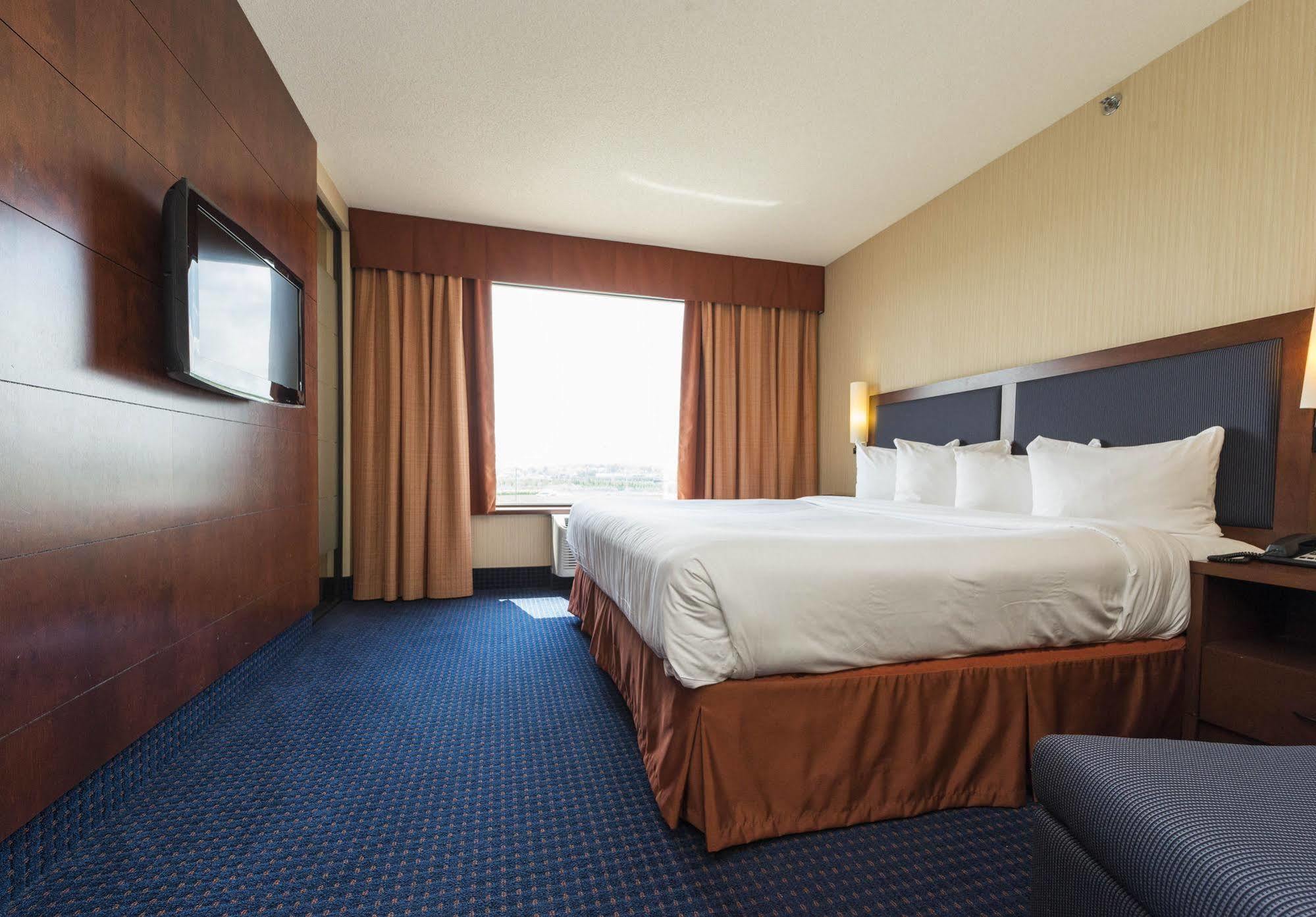 Quality Inn&suites Hotel 4*